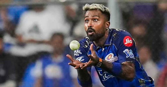 ഹാർദിക് പാണ്ഡ്യ ടീമിനൊപ്പം റായ്പൂരിലേക്ക് പോയില്ല; മുംബൈ ഇന്ത്യൻസിൽ പ്രതിസന്ധി തുടരുന്നു