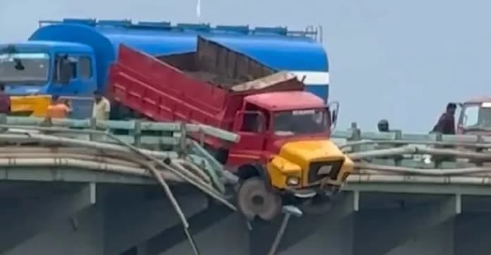 കൊച്ചി തേവര പാലത്തിൽ നിയന്ത്രണം വിട്ട ലോറി കൈവരിയിലേക്ക് ഇടിച്ചുകയറി; ഡ്രൈവർ അത്ഭുതകരമായി രക്ഷപ്പെട്ടു