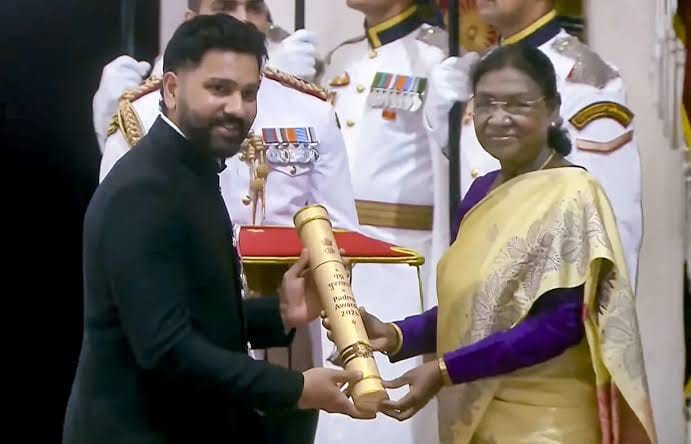 ഇന്ത്യൻ ക്രിക്കറ്റ് നായകൻ രോഹിത് ശർമ്മയ്ക്ക് പദ്മശ്രീ ബഹുമതി; രാഷ്ട്രപതിയിൽ നിന്ന് പുരസ്കാരം ഏറ്റുവാങ്ങി