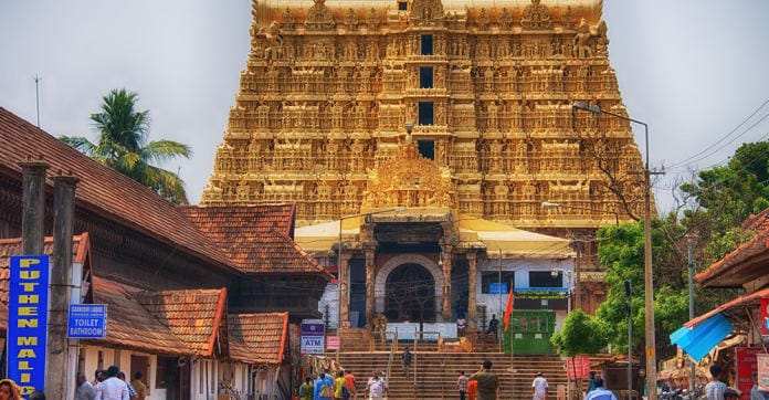 ശ്രീപത്മനാഭസ്വാമി ക്ഷേത്രത്തിൽ ചുരിദാർ അനുവദിക്കില്ല; നിലവിലുള്ള വസ്ത്രധാരണരീതി തുടരുമെന്ന് ഭരണസമിതി ഹൈക്കോടതിയിൽ